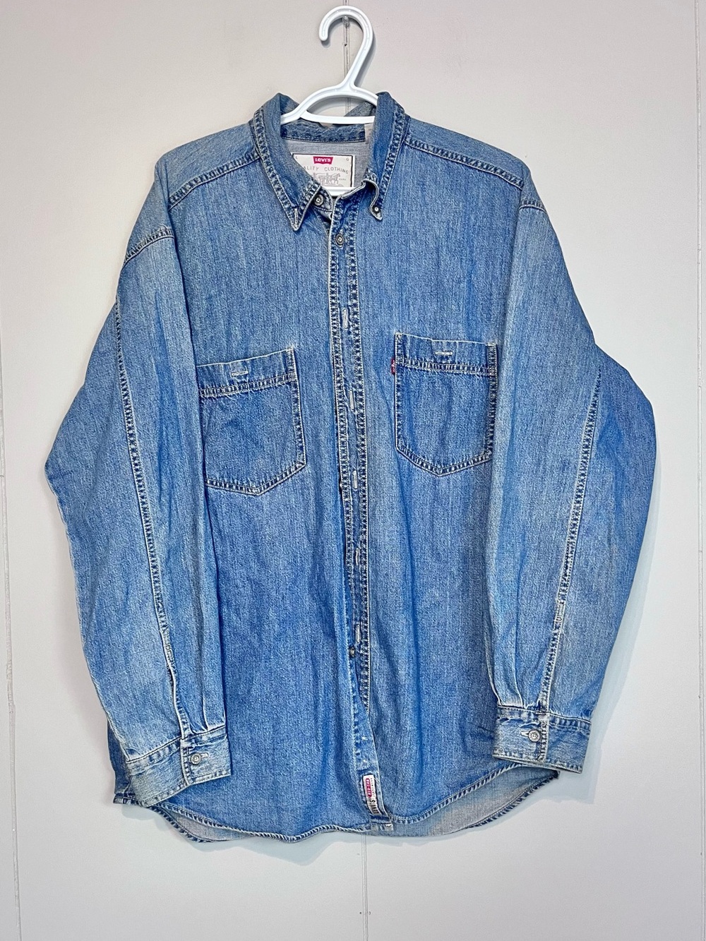 Levi's Light Wash Denim Jacket with Red Logo Patch. Size Large